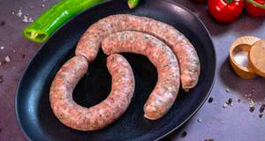 Fokhagymás-borsos grillkolbász juhbélben