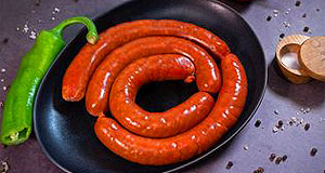 Magyaros grillkolbász juhbélben